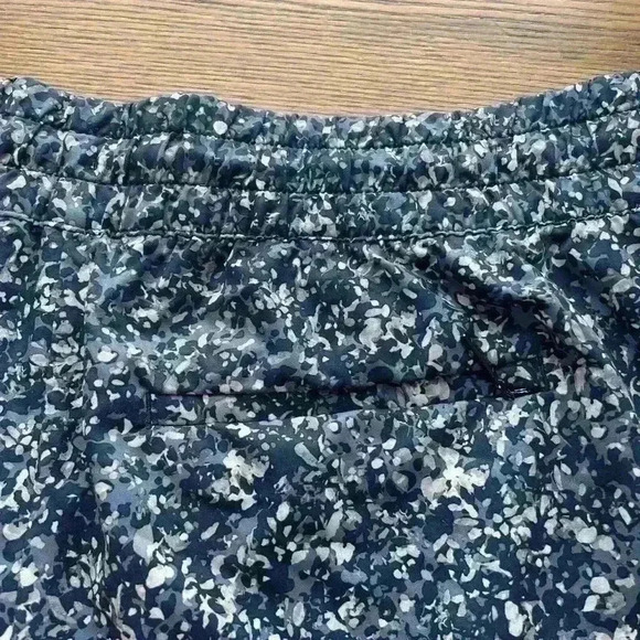 Athleta Shorts With Pockets at Sides and Zip back pockets Size 4 - Picture 6 of 9